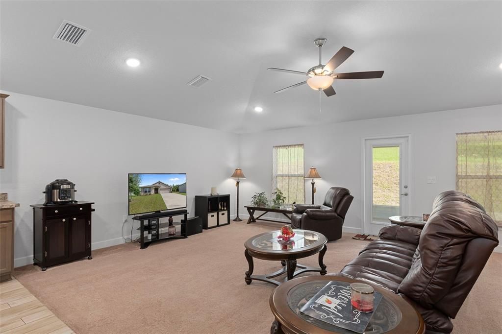 合同活跃: $265,000 (3 贝兹, 2 浴室, 1698 平方英尺)