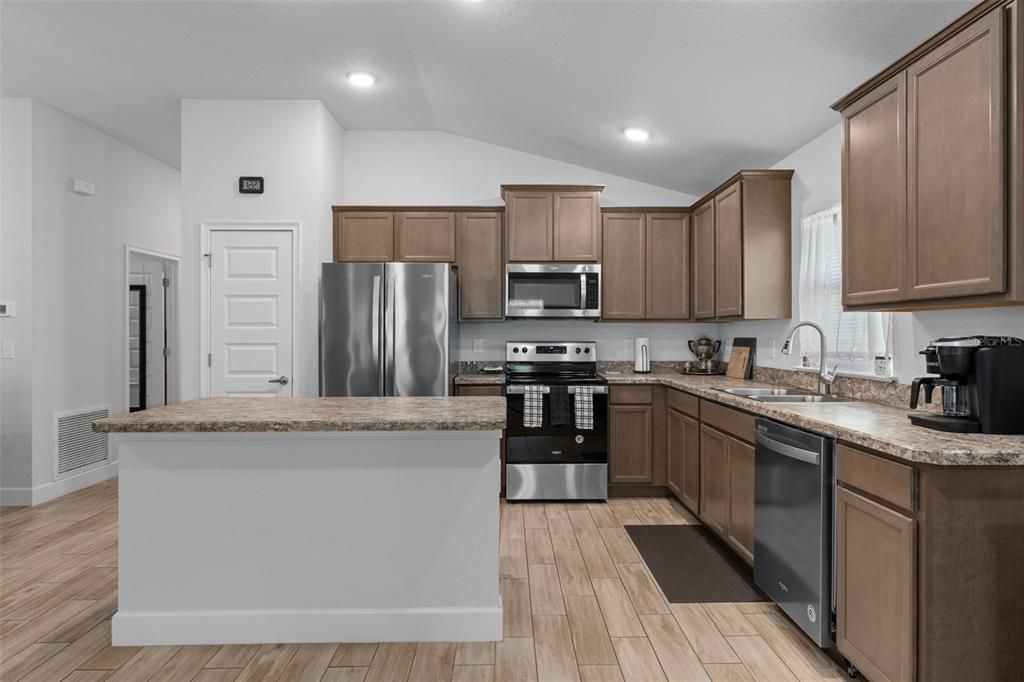 合同活跃: $265,000 (3 贝兹, 2 浴室, 1698 平方英尺)