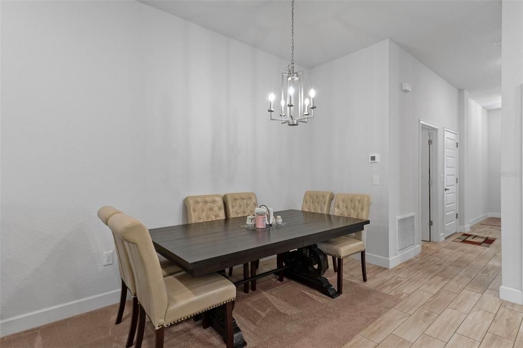 合同活跃: $265,000 (3 贝兹, 2 浴室, 1698 平方英尺)