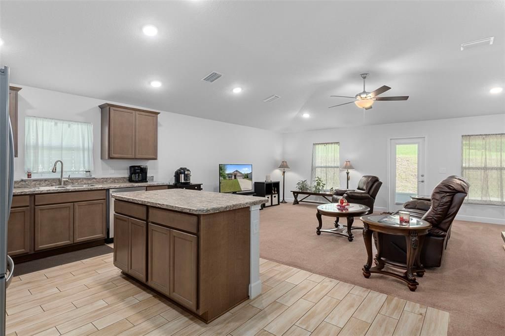 合同活跃: $265,000 (3 贝兹, 2 浴室, 1698 平方英尺)