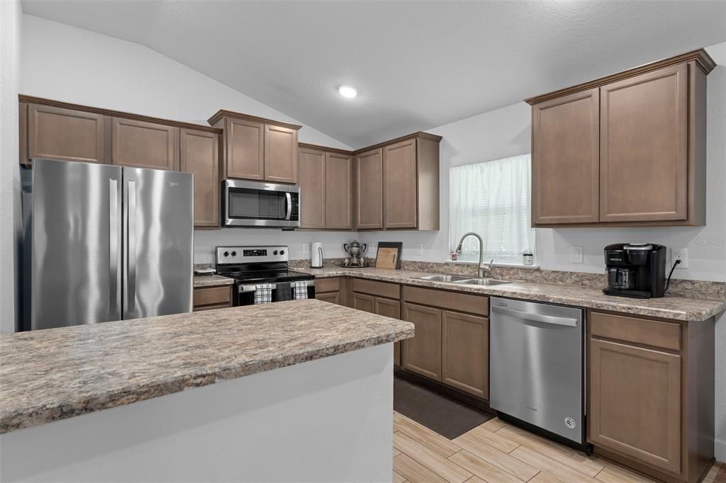 合同活跃: $265,000 (3 贝兹, 2 浴室, 1698 平方英尺)