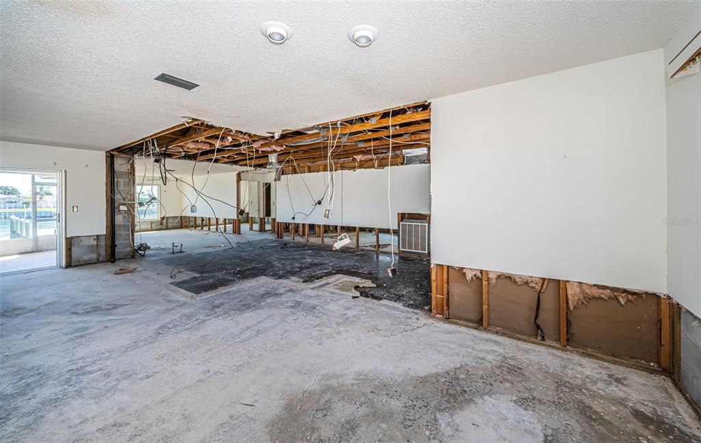 For Sale: $899,000 (3 beds, 2 baths, 1964 Square Feet)