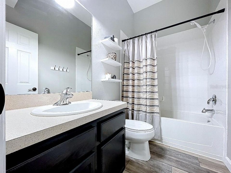 Activo con contrato: $242,000 (2 camas, 2 baños, 1240 Pies cuadrados)