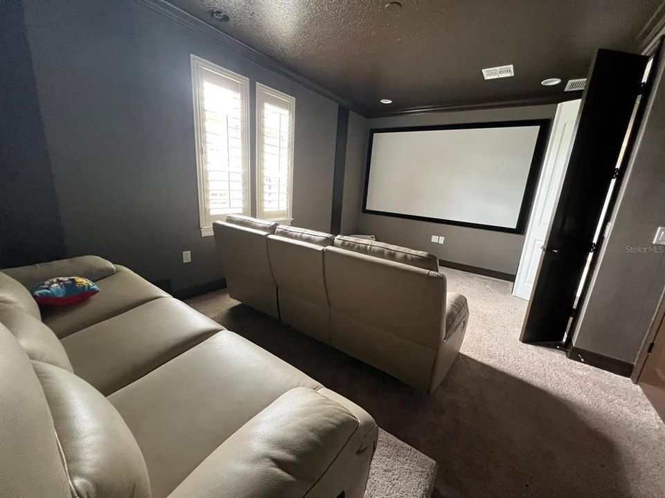 В аренду: $9,490 (5 спален, 4 ванн, 4671 Квадратных фут)