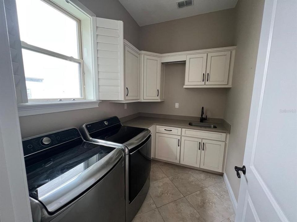 В аренду: $9,490 (5 спален, 4 ванн, 4671 Квадратных фут)