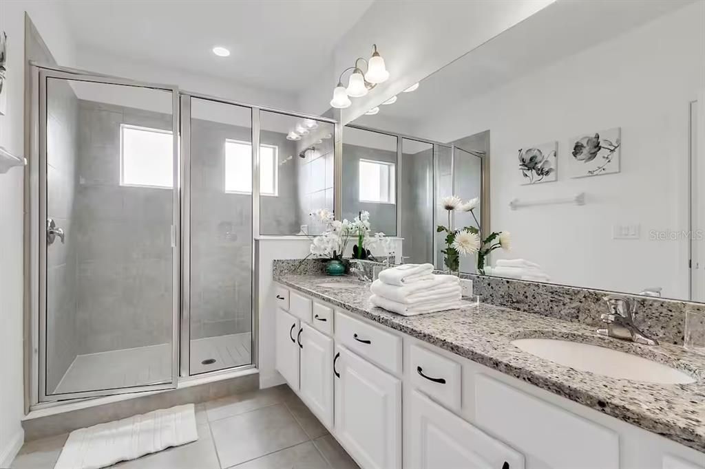 待售: $650,000 (5 贝兹, 5 浴室, 3067 平方英尺)