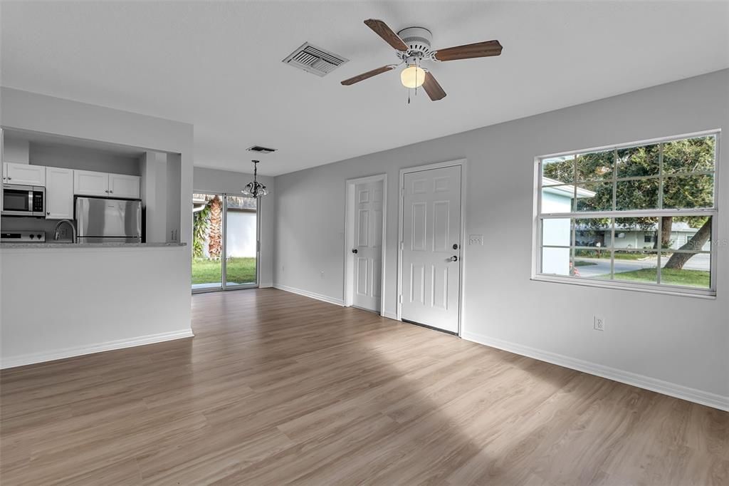 Под контрактом: $354,900 (3 спален, 2 ванн, 1066 Квадратных фут)