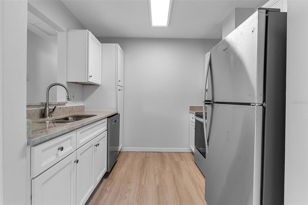 Под контрактом: $354,900 (3 спален, 2 ванн, 1066 Квадратных фут)