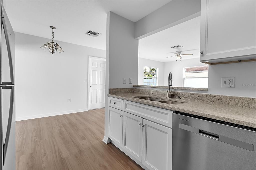 Под контрактом: $354,900 (3 спален, 2 ванн, 1066 Квадратных фут)