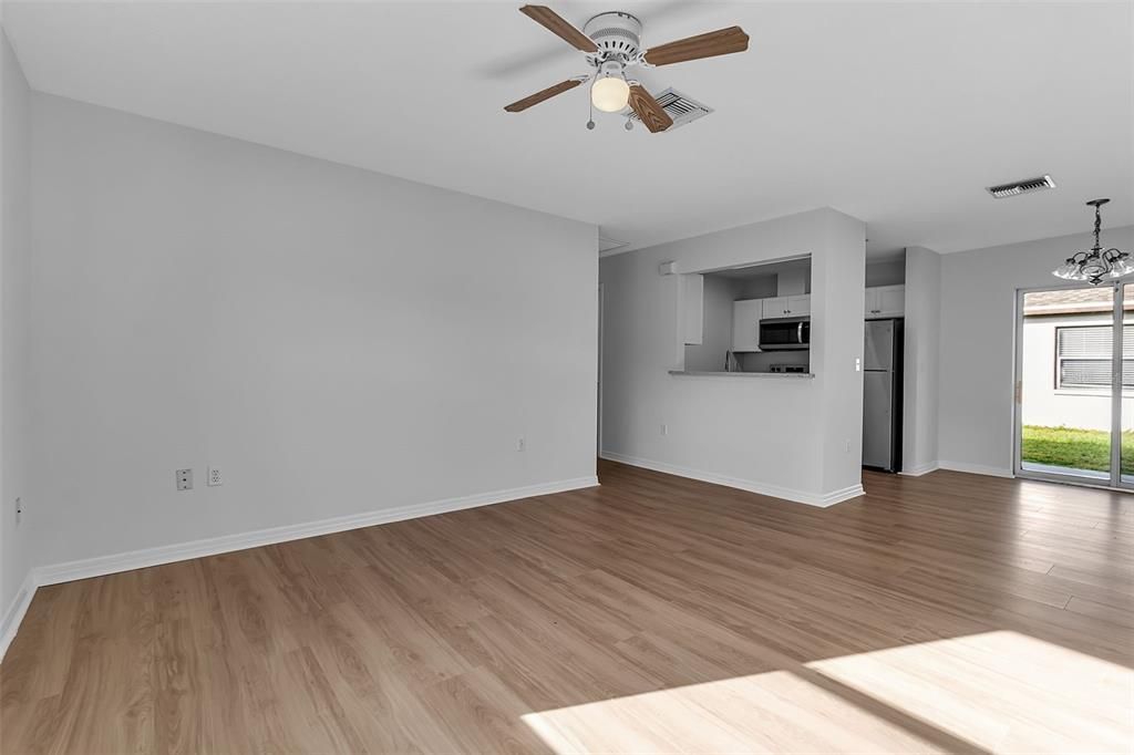 Под контрактом: $354,900 (3 спален, 2 ванн, 1066 Квадратных фут)