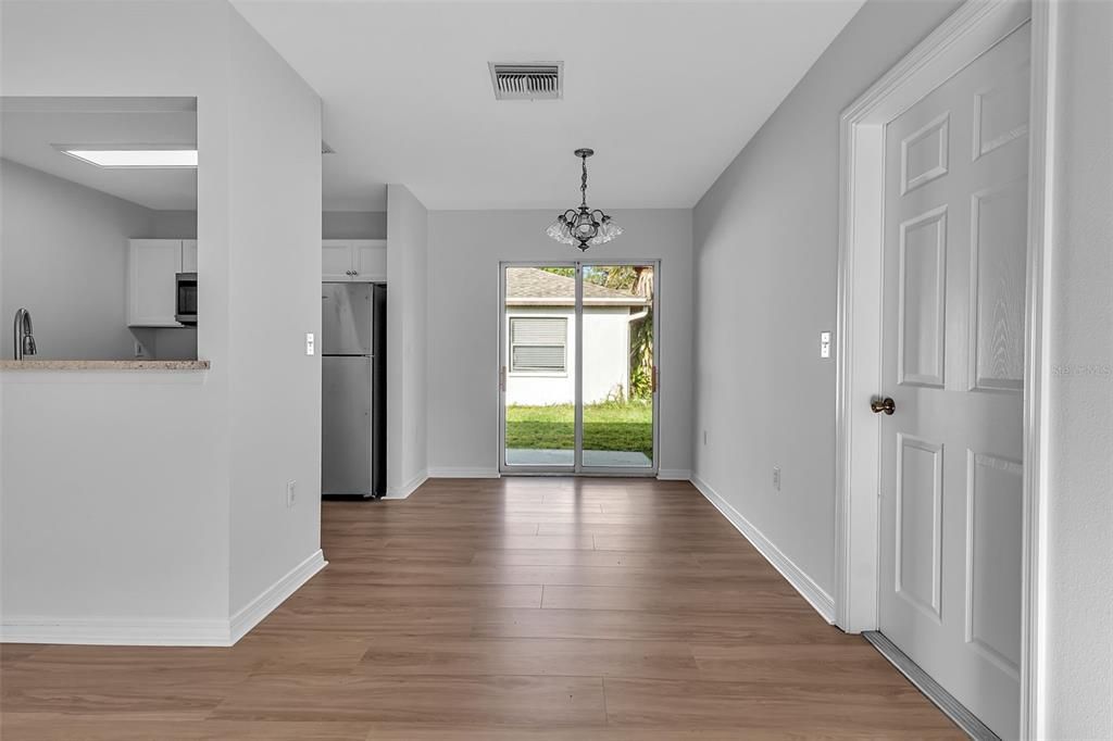 Под контрактом: $354,900 (3 спален, 2 ванн, 1066 Квадратных фут)