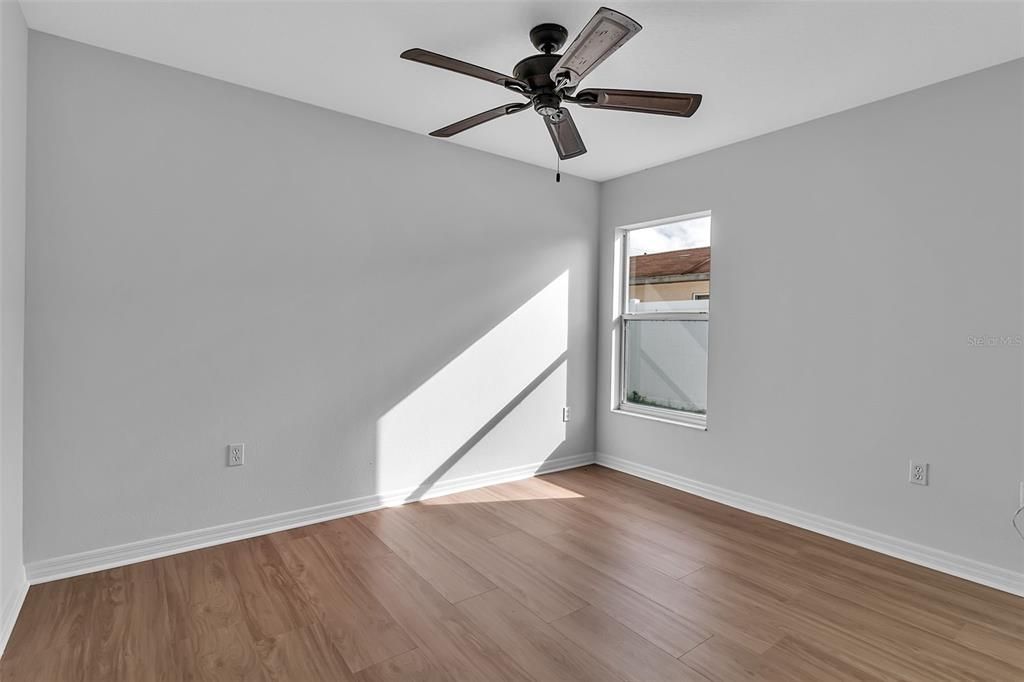 Под контрактом: $354,900 (3 спален, 2 ванн, 1066 Квадратных фут)