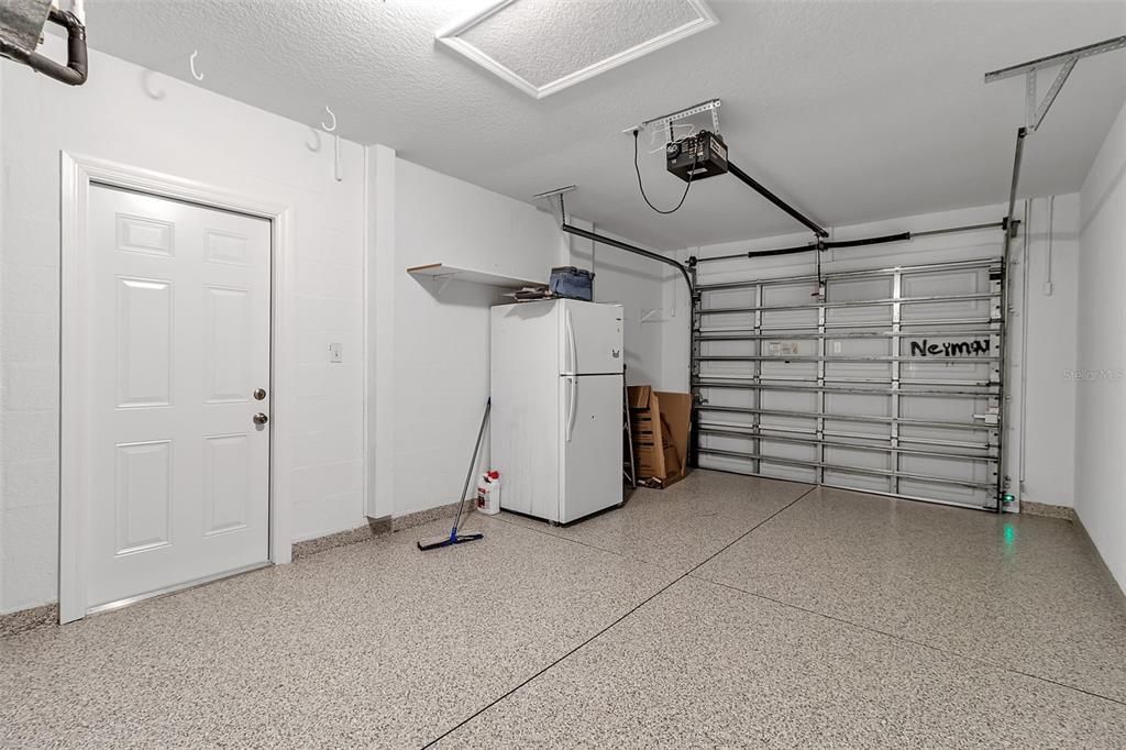 Под контрактом: $354,900 (3 спален, 2 ванн, 1066 Квадратных фут)