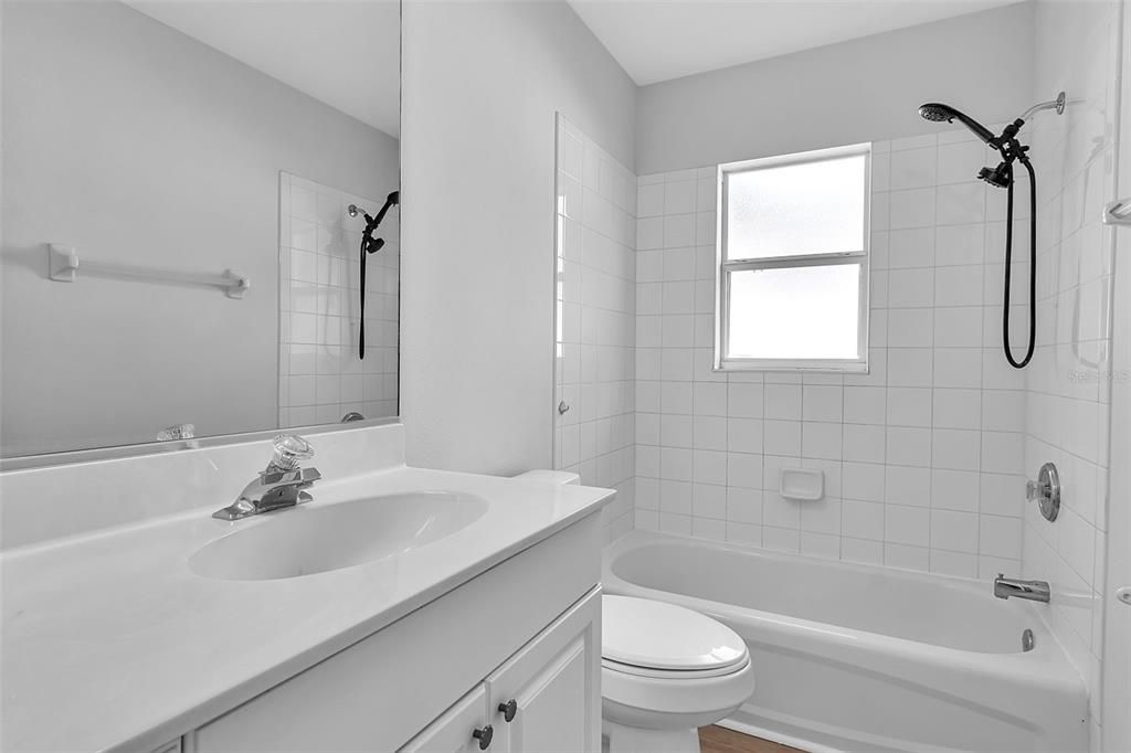 Под контрактом: $354,900 (3 спален, 2 ванн, 1066 Квадратных фут)