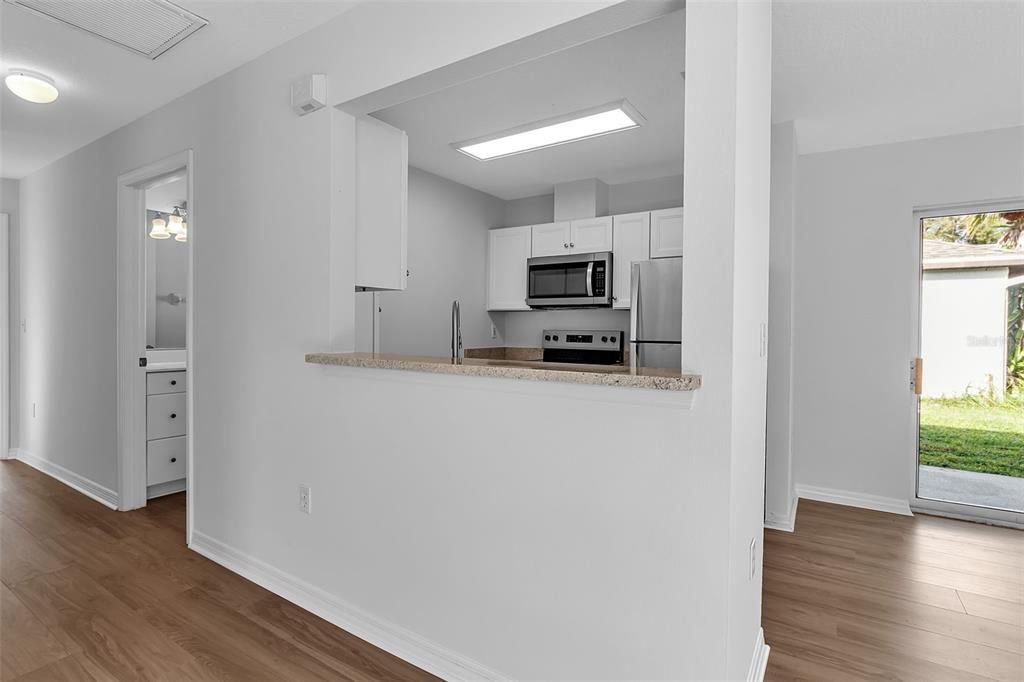 Под контрактом: $354,900 (3 спален, 2 ванн, 1066 Квадратных фут)