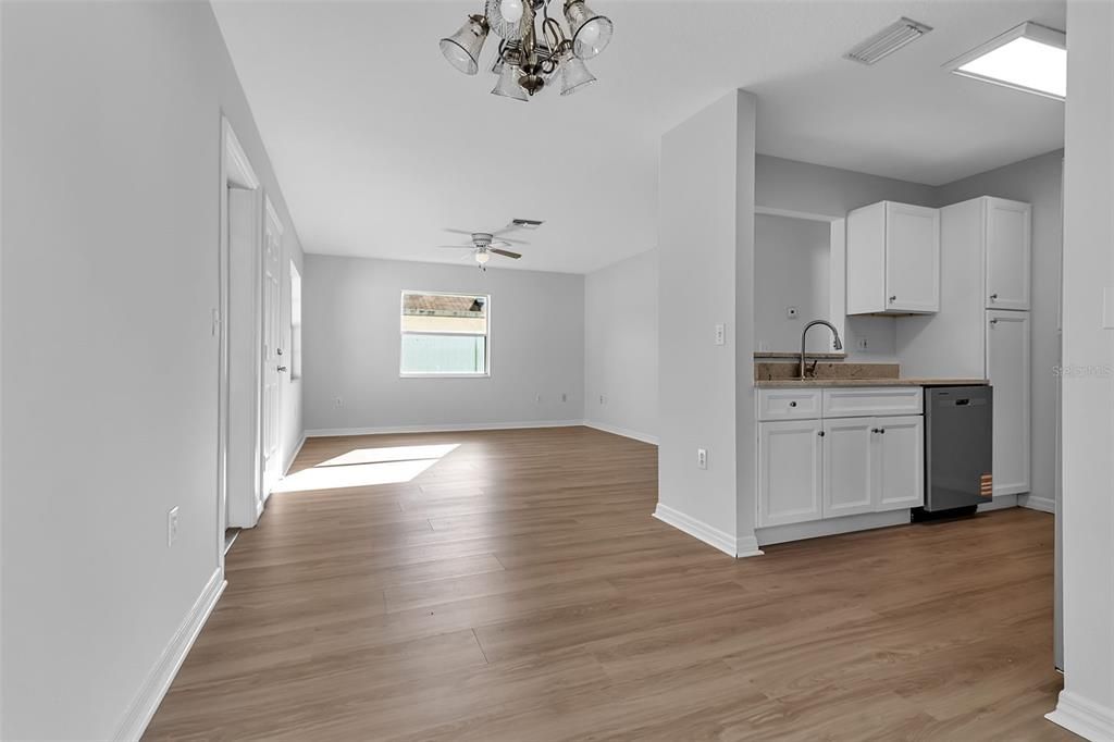 Под контрактом: $354,900 (3 спален, 2 ванн, 1066 Квадратных фут)