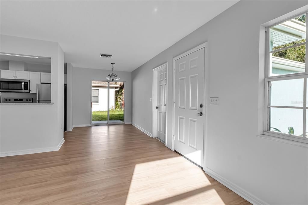 Под контрактом: $354,900 (3 спален, 2 ванн, 1066 Квадратных фут)