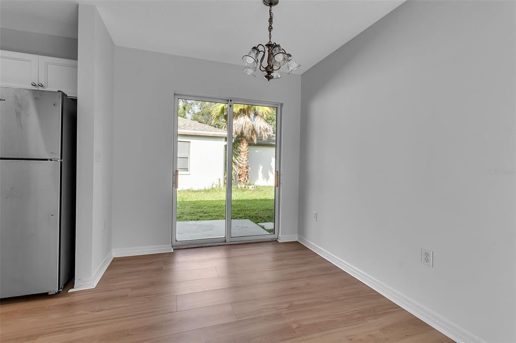 Под контрактом: $354,900 (3 спален, 2 ванн, 1066 Квадратных фут)