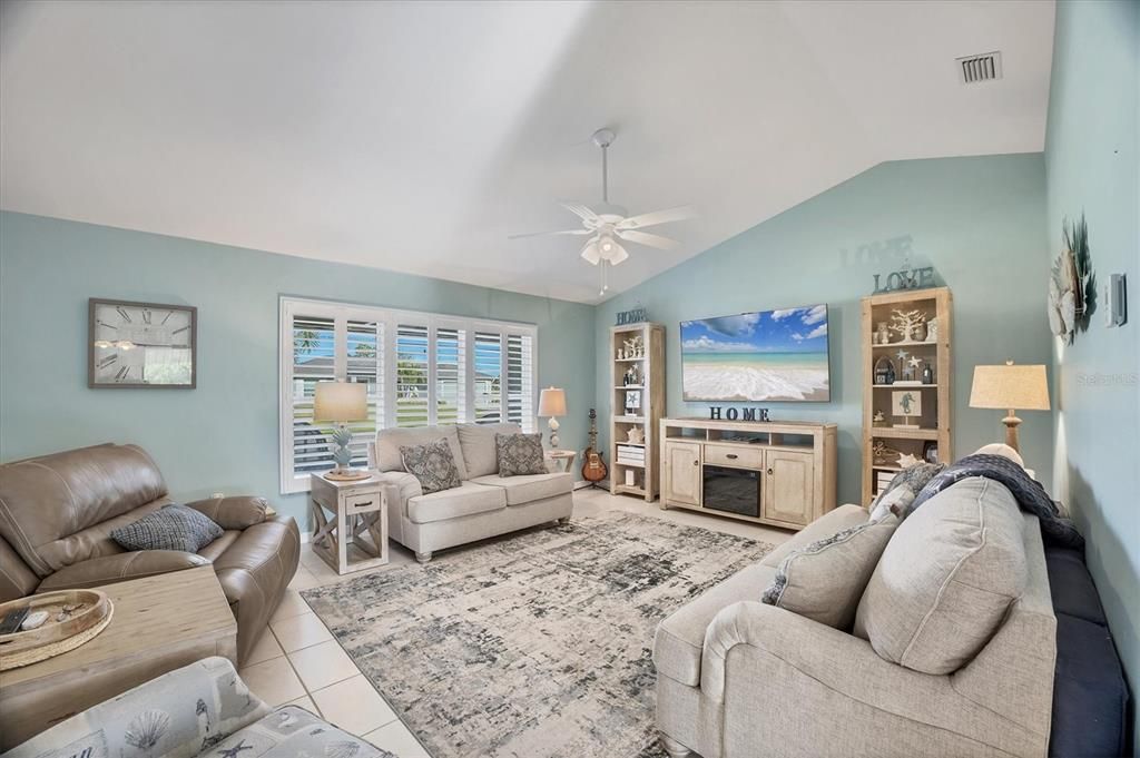 На продажу: $370,000 (2 спален, 2 ванн, 1462 Квадратных фут)