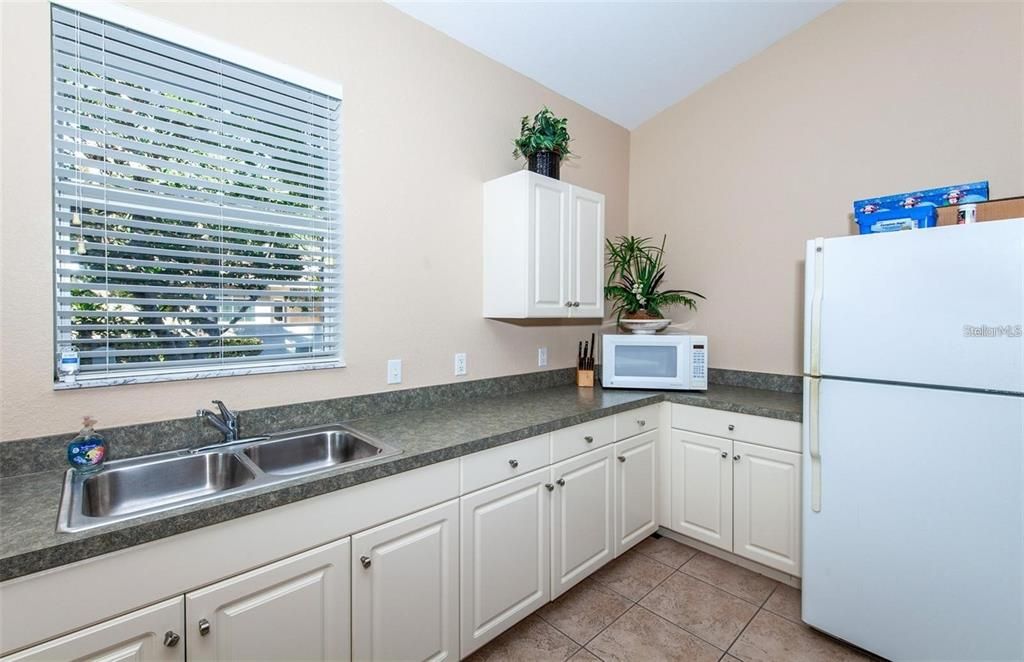Active With Contract: $369,500 (2 beds, 2 baths, 1400 Square Feet)