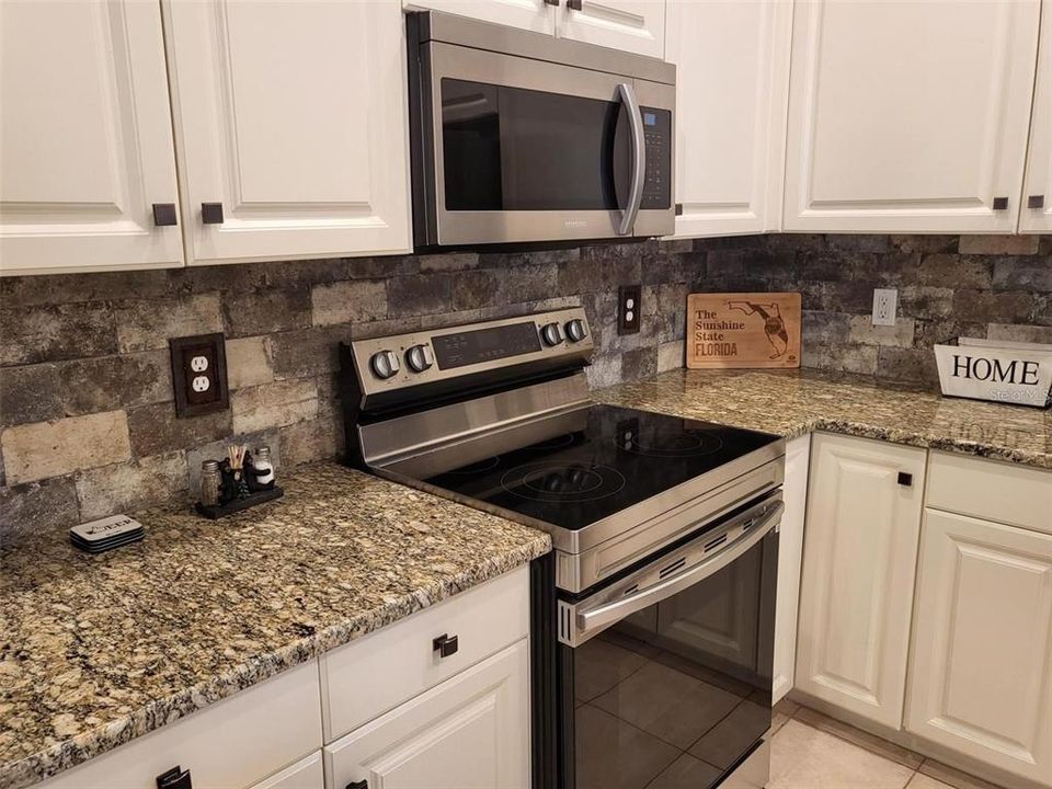 Active With Contract: $369,500 (2 beds, 2 baths, 1400 Square Feet)