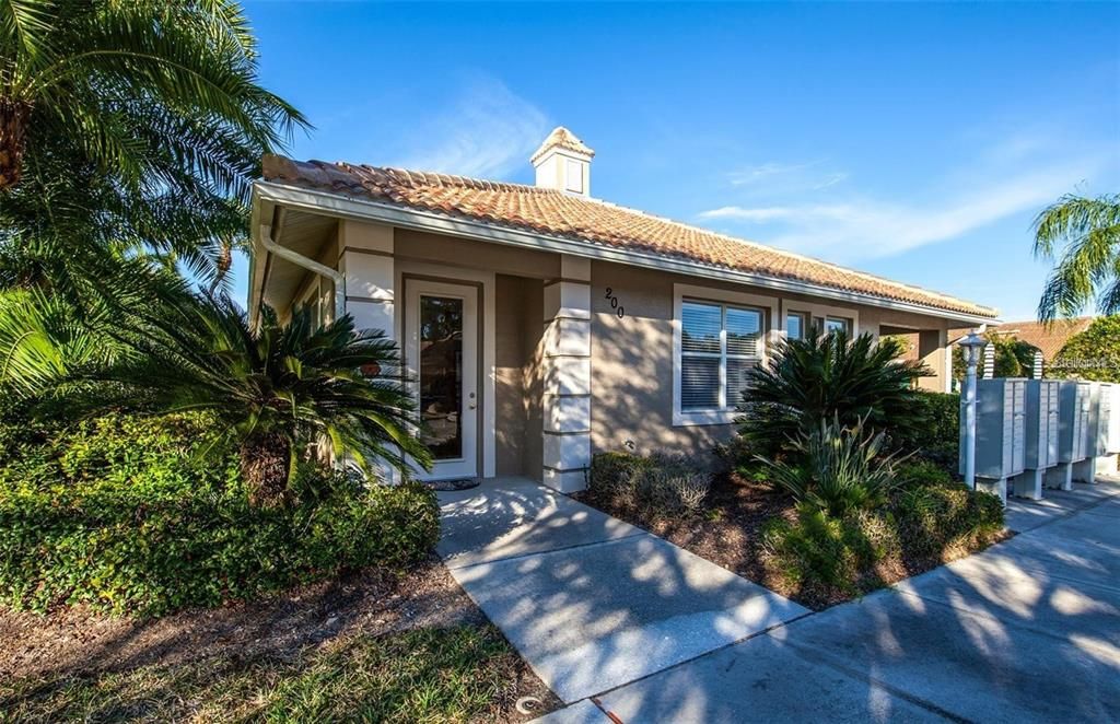 Active With Contract: $369,500 (2 beds, 2 baths, 1400 Square Feet)