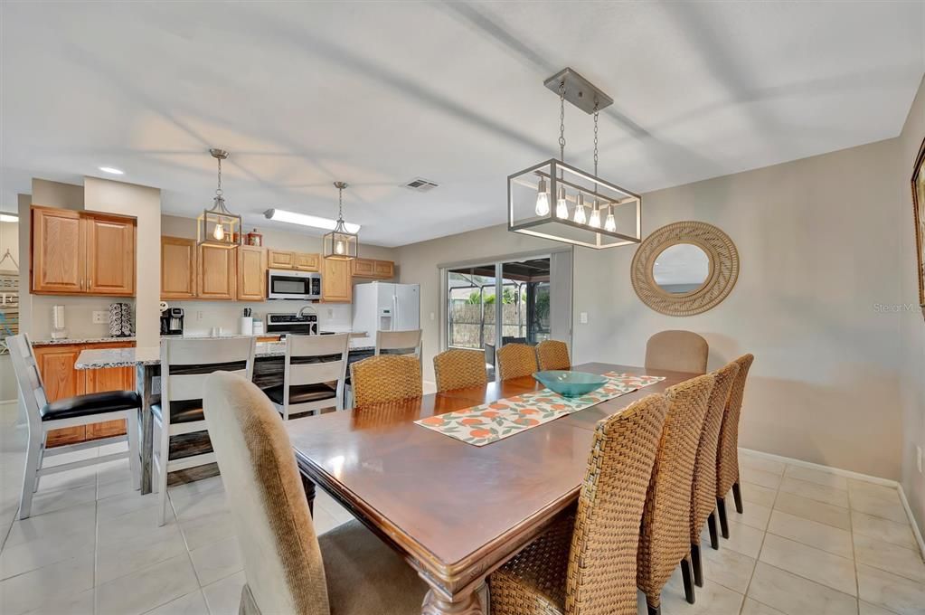 Под контрактом: $484,900 (3 спален, 2 ванн, 1580 Квадратных фут)