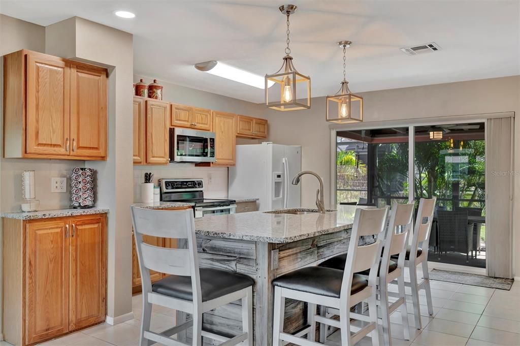 Под контрактом: $484,900 (3 спален, 2 ванн, 1580 Квадратных фут)