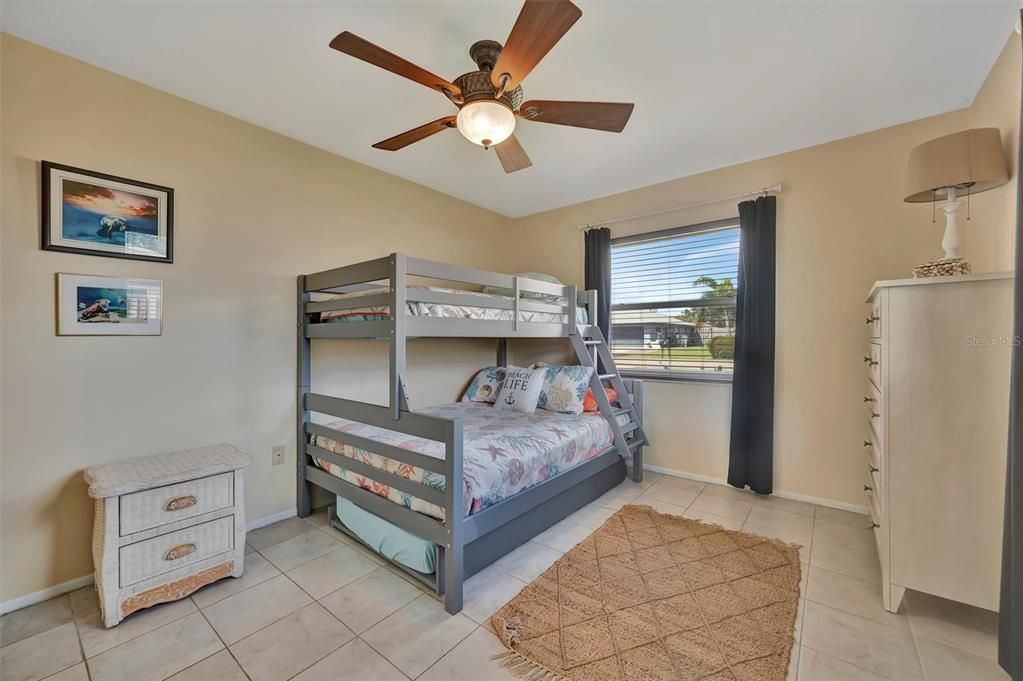 Под контрактом: $484,900 (3 спален, 2 ванн, 1580 Квадратных фут)