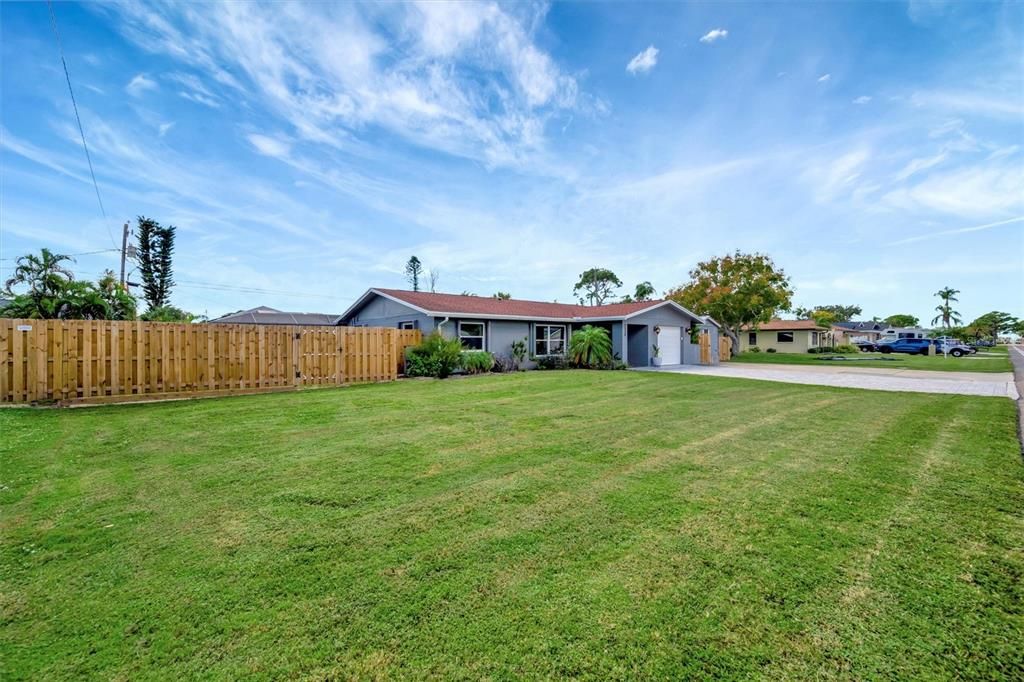 Под контрактом: $484,900 (3 спален, 2 ванн, 1580 Квадратных фут)