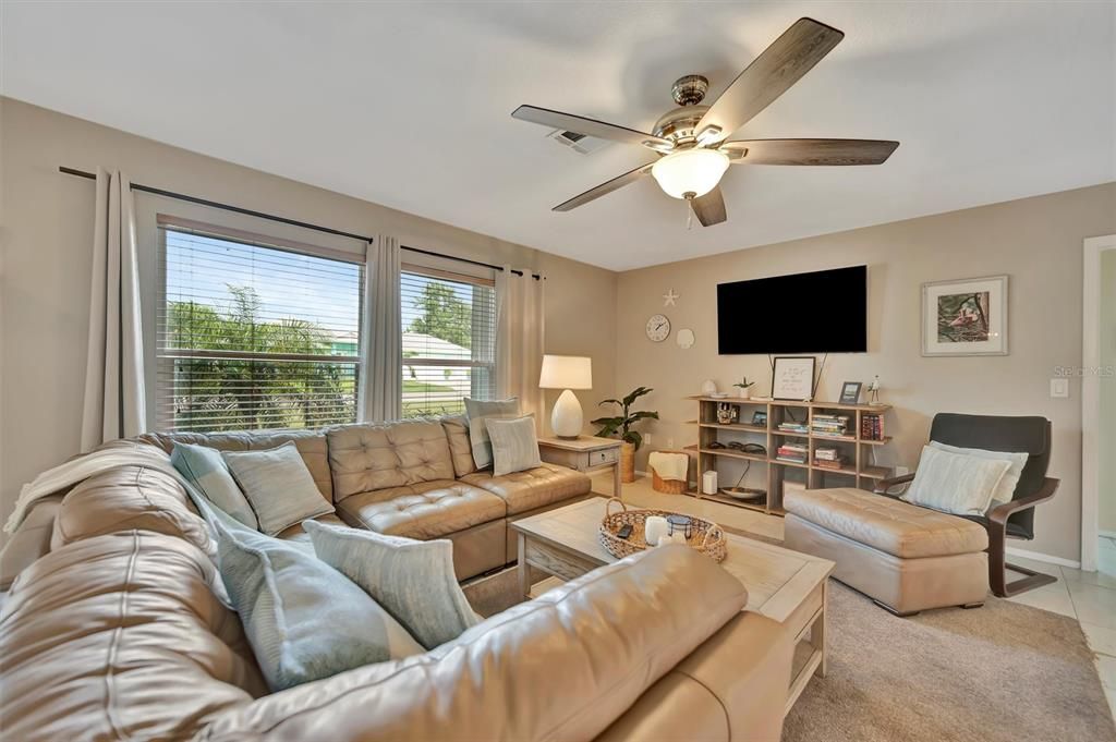 Под контрактом: $484,900 (3 спален, 2 ванн, 1580 Квадратных фут)