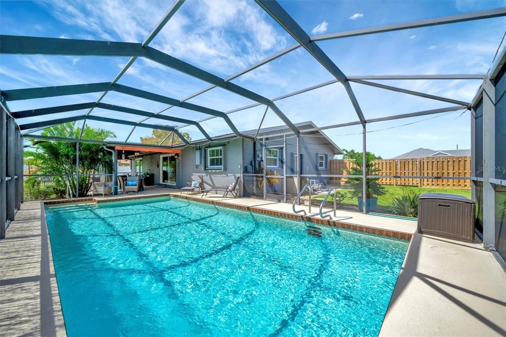 Под контрактом: $484,900 (3 спален, 2 ванн, 1580 Квадратных фут)