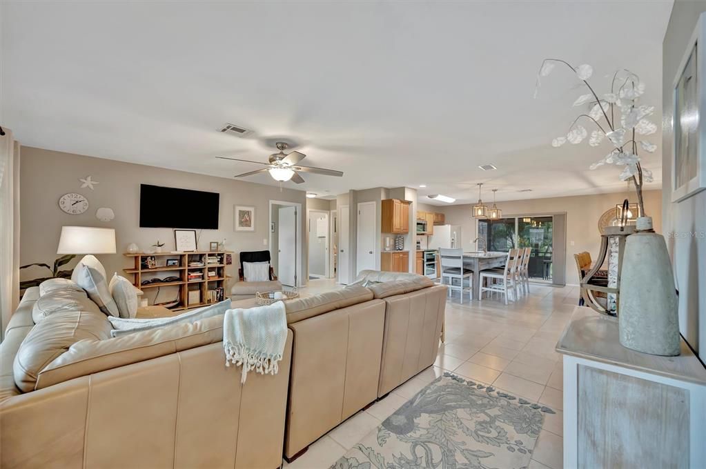 Под контрактом: $484,900 (3 спален, 2 ванн, 1580 Квадратных фут)