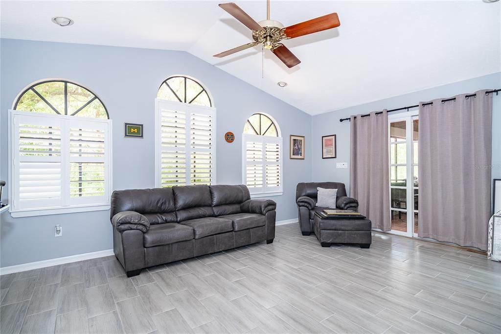 На продажу: $739,000 (4 спален, 2 ванн, 2500 Квадратных фут)