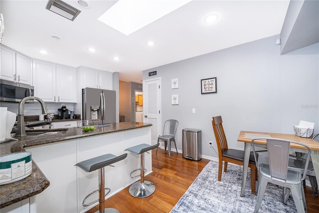 На продажу: $739,000 (4 спален, 2 ванн, 2500 Квадратных фут)