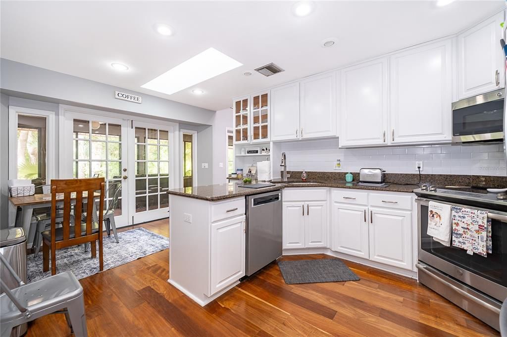 На продажу: $739,000 (4 спален, 2 ванн, 2500 Квадратных фут)