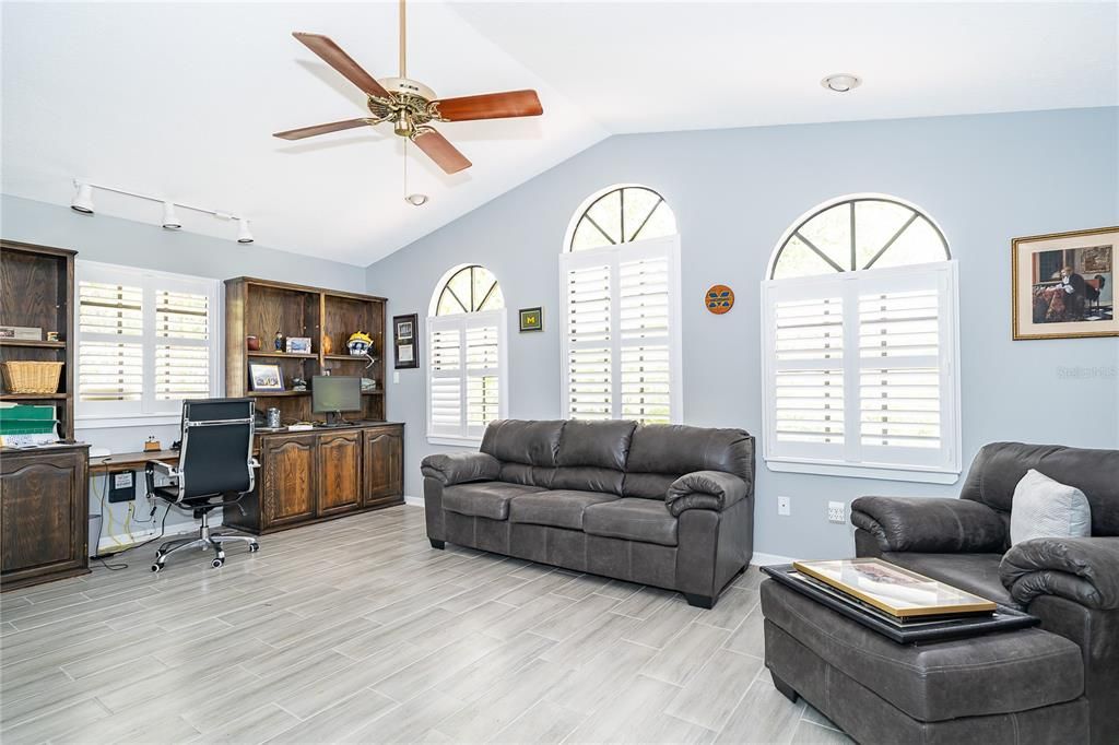 На продажу: $739,000 (4 спален, 2 ванн, 2500 Квадратных фут)