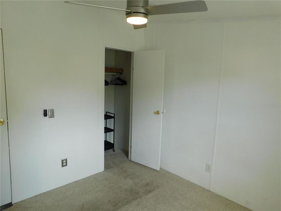 En Venta: $215,000 (4 camas, 2 baños, 1296 Pies cuadrados)