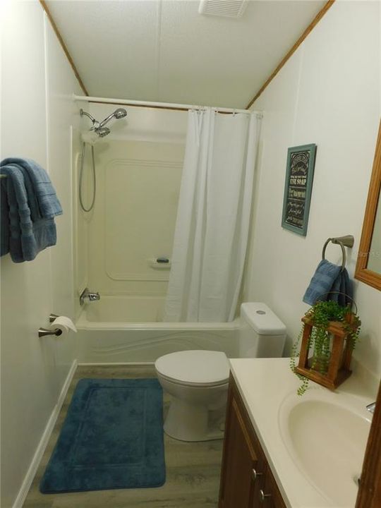 En Venta: $215,000 (4 camas, 2 baños, 1296 Pies cuadrados)