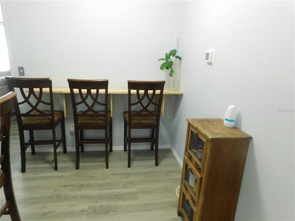 En Venta: $215,000 (4 camas, 2 baños, 1296 Pies cuadrados)