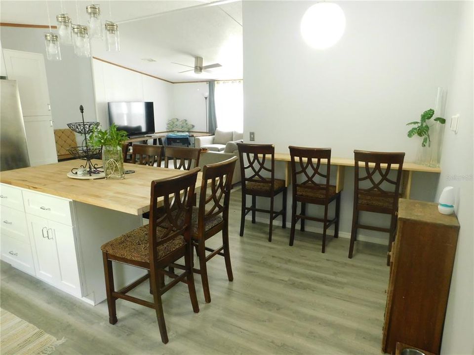 En Venta: $215,000 (4 camas, 2 baños, 1296 Pies cuadrados)