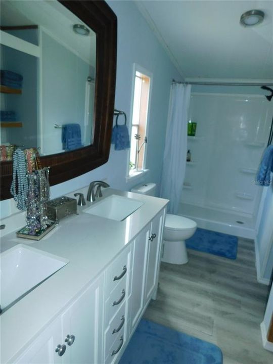 En Venta: $215,000 (4 camas, 2 baños, 1296 Pies cuadrados)