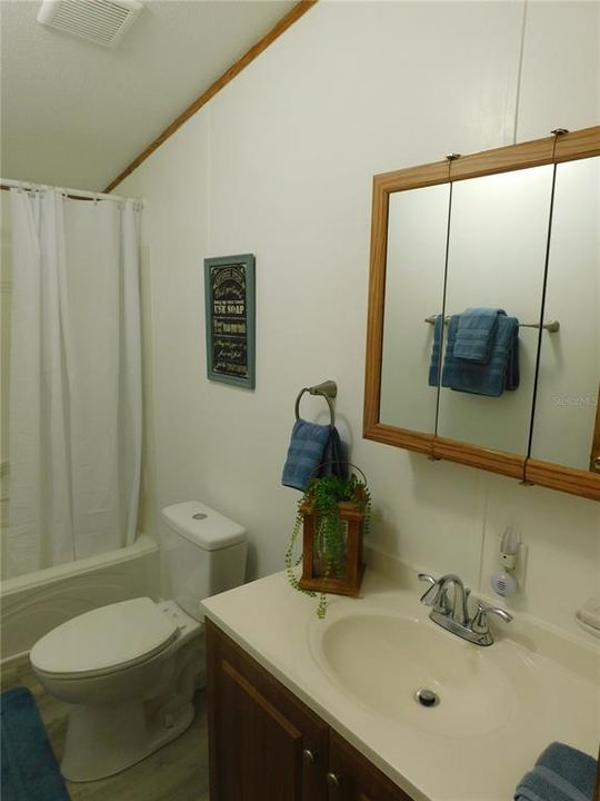 En Venta: $215,000 (4 camas, 2 baños, 1296 Pies cuadrados)