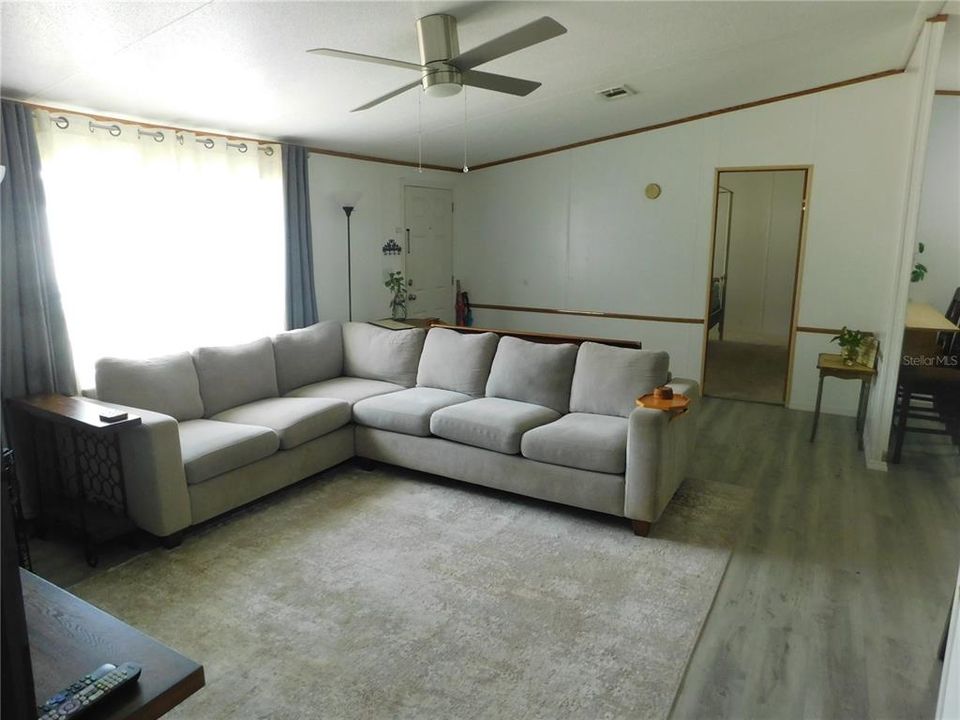 En Venta: $215,000 (4 camas, 2 baños, 1296 Pies cuadrados)