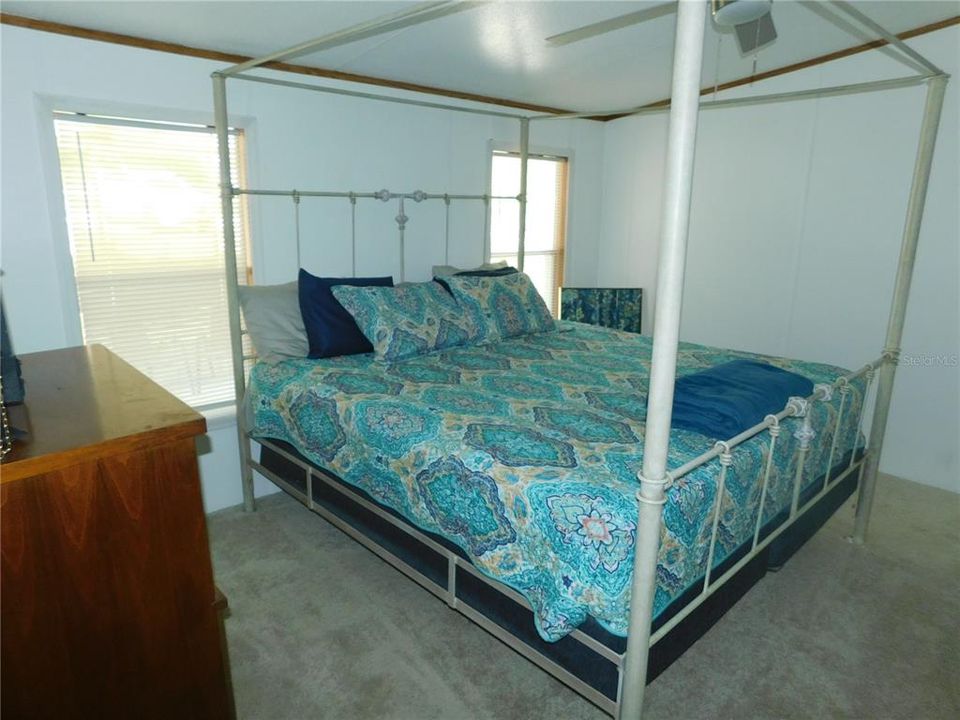 En Venta: $215,000 (4 camas, 2 baños, 1296 Pies cuadrados)