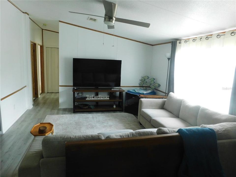 En Venta: $215,000 (4 camas, 2 baños, 1296 Pies cuadrados)