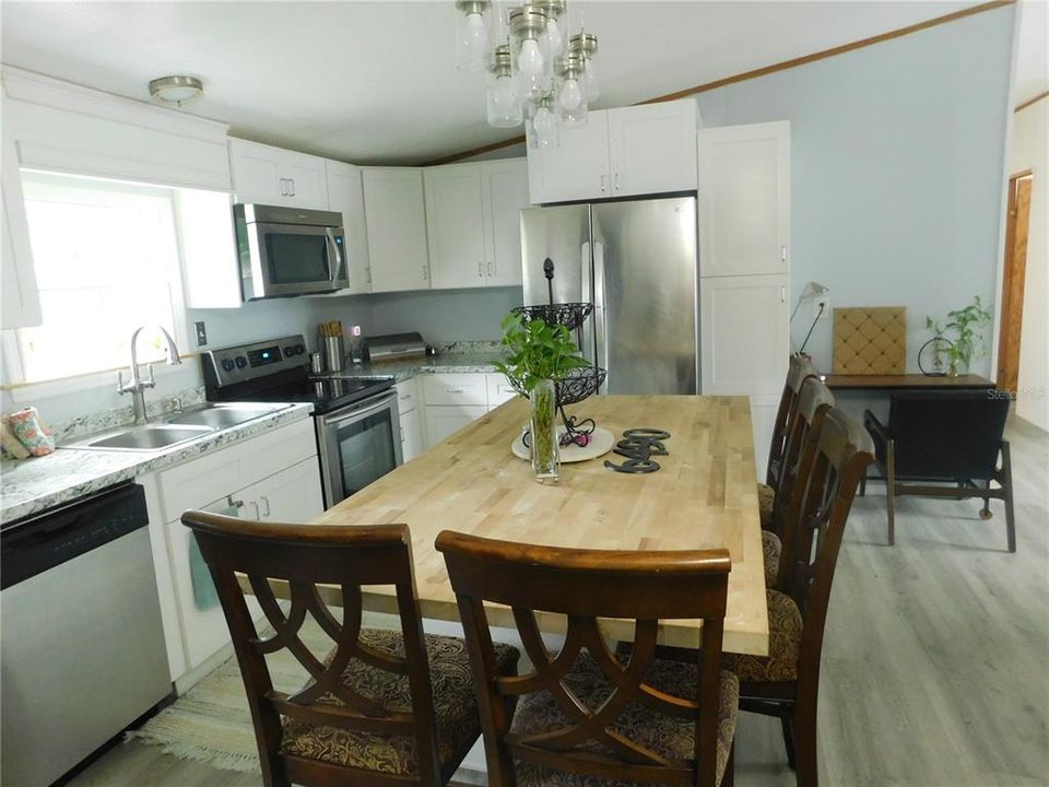 En Venta: $215,000 (4 camas, 2 baños, 1296 Pies cuadrados)