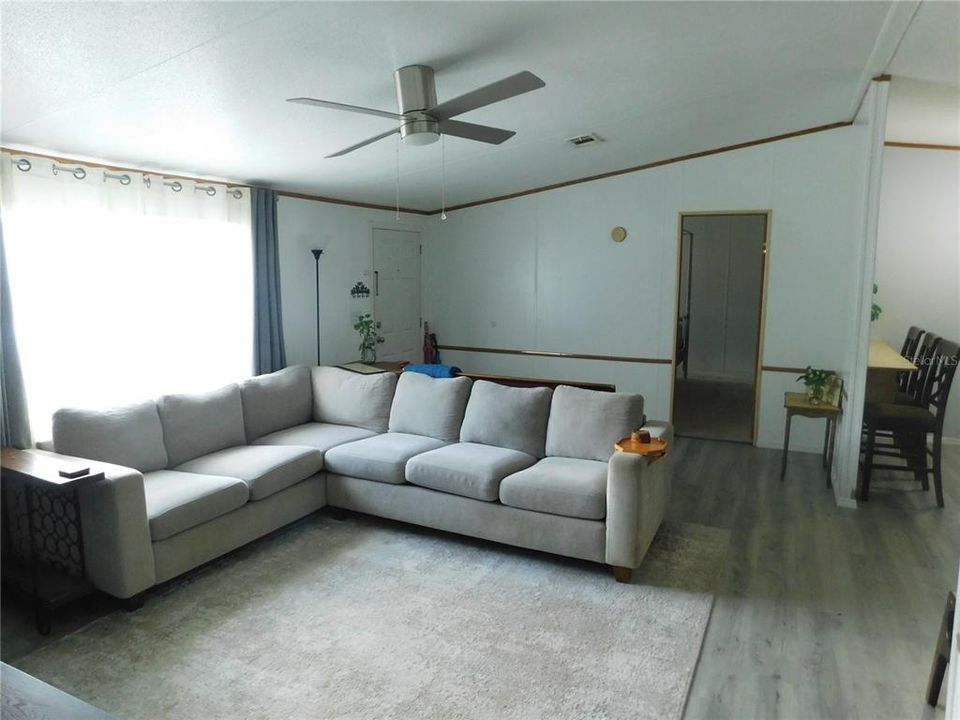 En Venta: $215,000 (4 camas, 2 baños, 1296 Pies cuadrados)