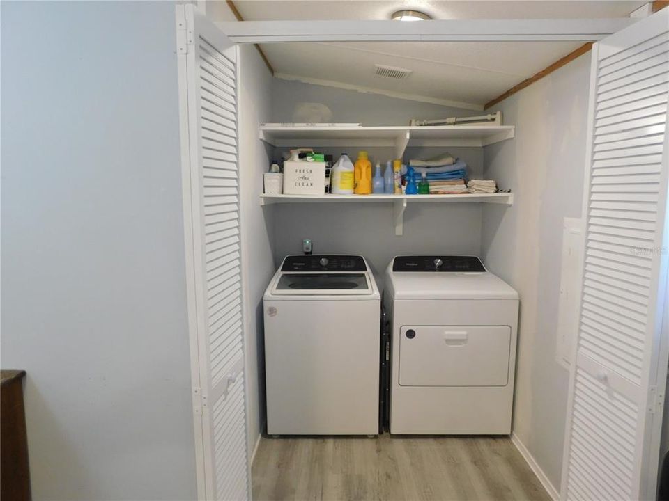 En Venta: $215,000 (4 camas, 2 baños, 1296 Pies cuadrados)