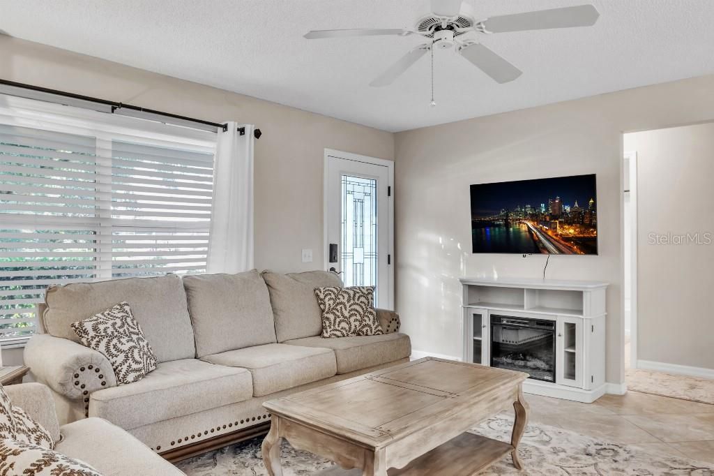 Active With Contract: $415,000 (3 beds, 2 baths, 1392 Square Feet)